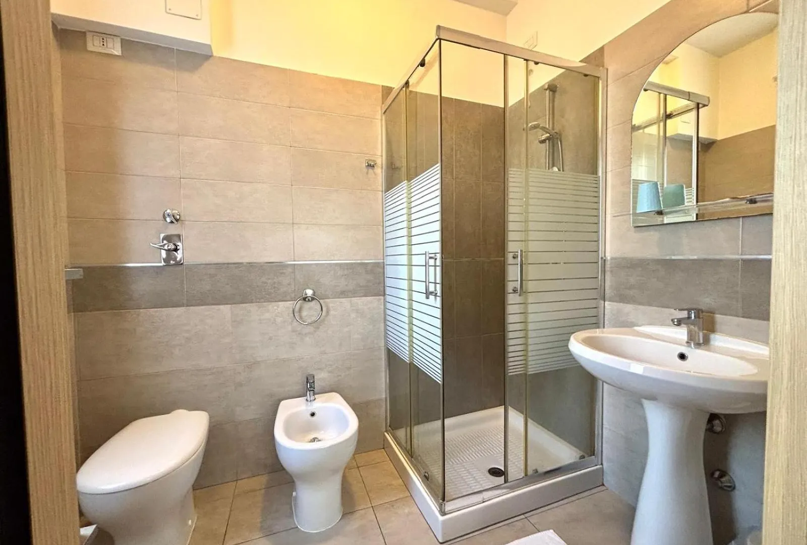Apartments Borsa Монца 0*,