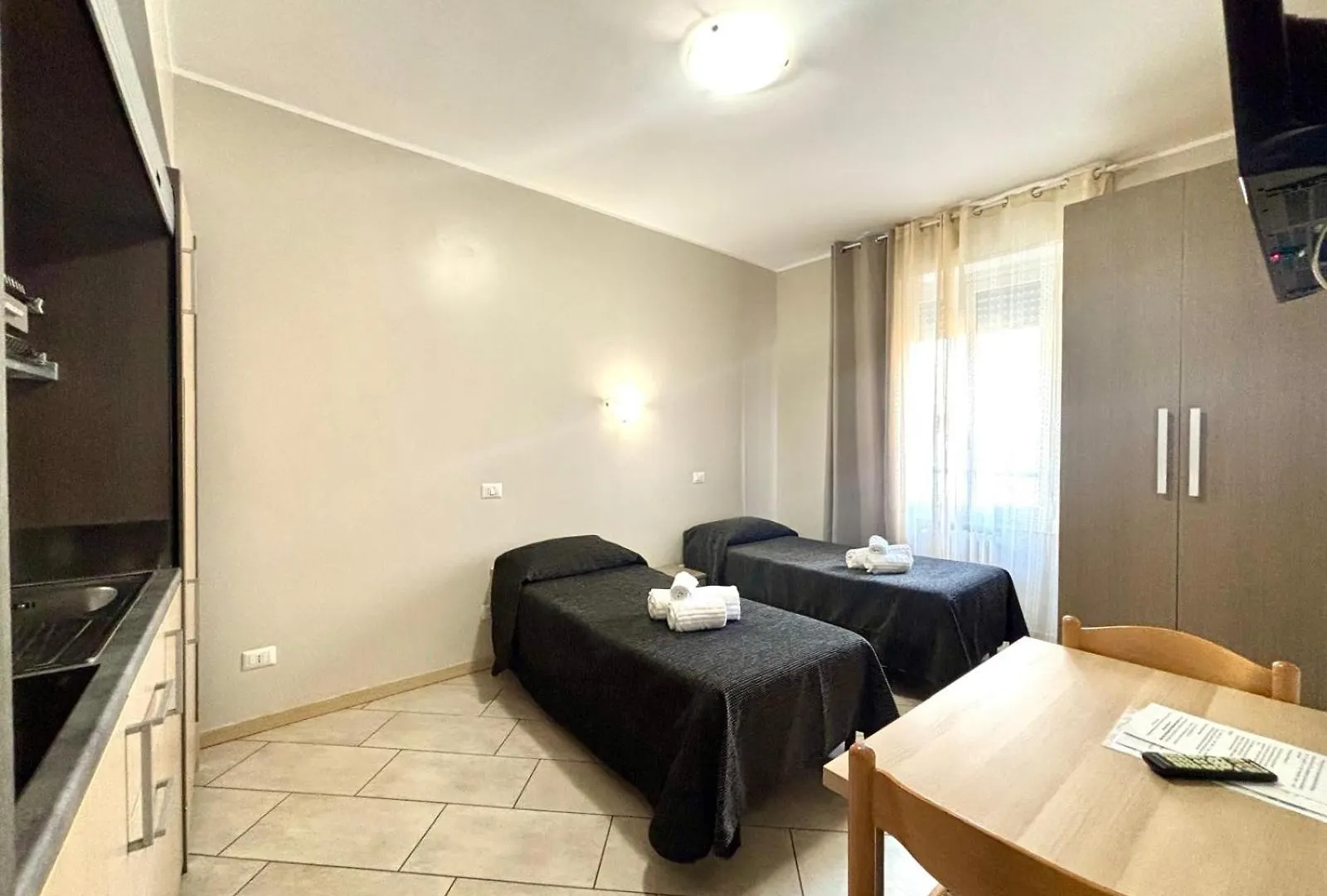 Apartments Borsa Монца 0*,